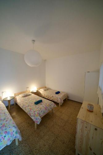 Cama en Dormitorio Compartido mixto de 3 camas con baño compartido del hotel Sol y Mar Surf Camp