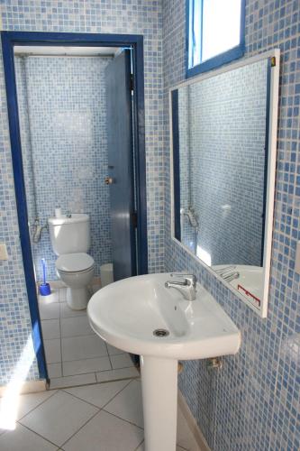 Cama en Dormitorio Compartido mixto de 3 camas con baño compartido del hotel Sol y Mar Surf Camp. Foto 3