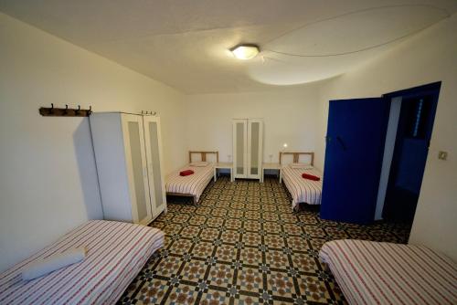 Cama en habitación compartida mixta compartido de 4 camas con baño compartido del hotel Sol y Mar Surf Camp. Foto 1