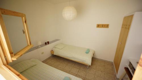 Habitación Estándar con baño compartido - 2 camas del hotel Sol y Mar Surf Camp. Foto 5