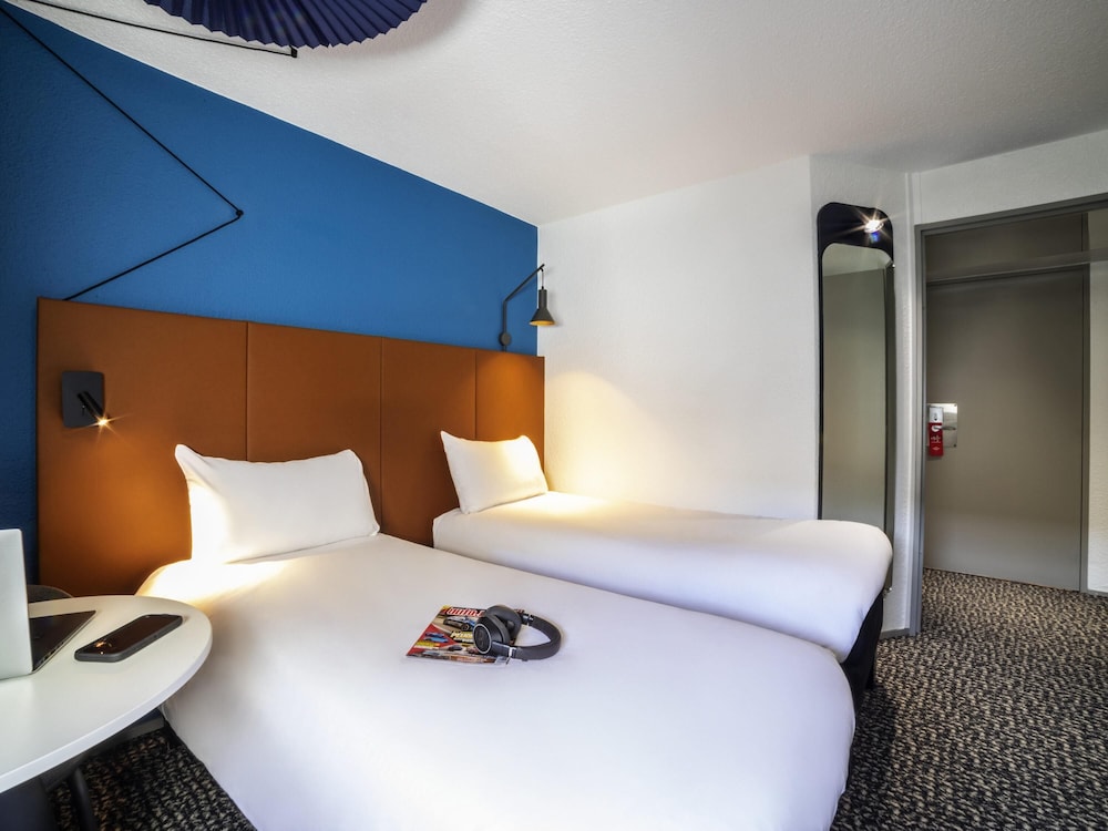 Habitación estándar con dos camas individuales del hotel Ibis Paris Porte De Bercy. Foto 1