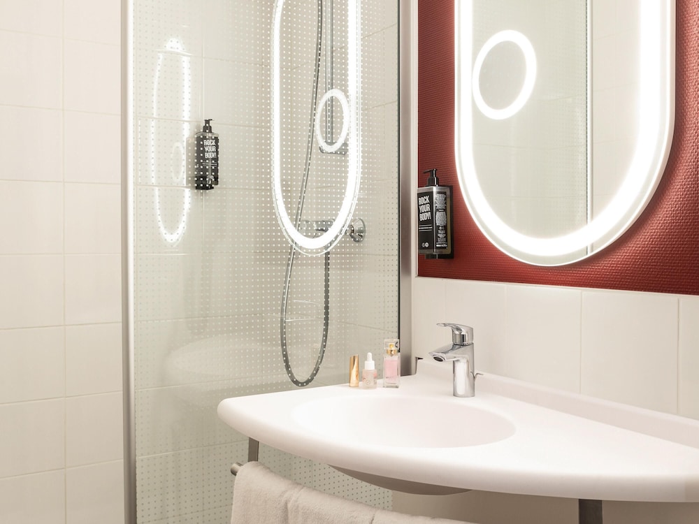 Habitación estándar con dos camas individuales del hotel Ibis Paris Porte De Bercy. Foto 2