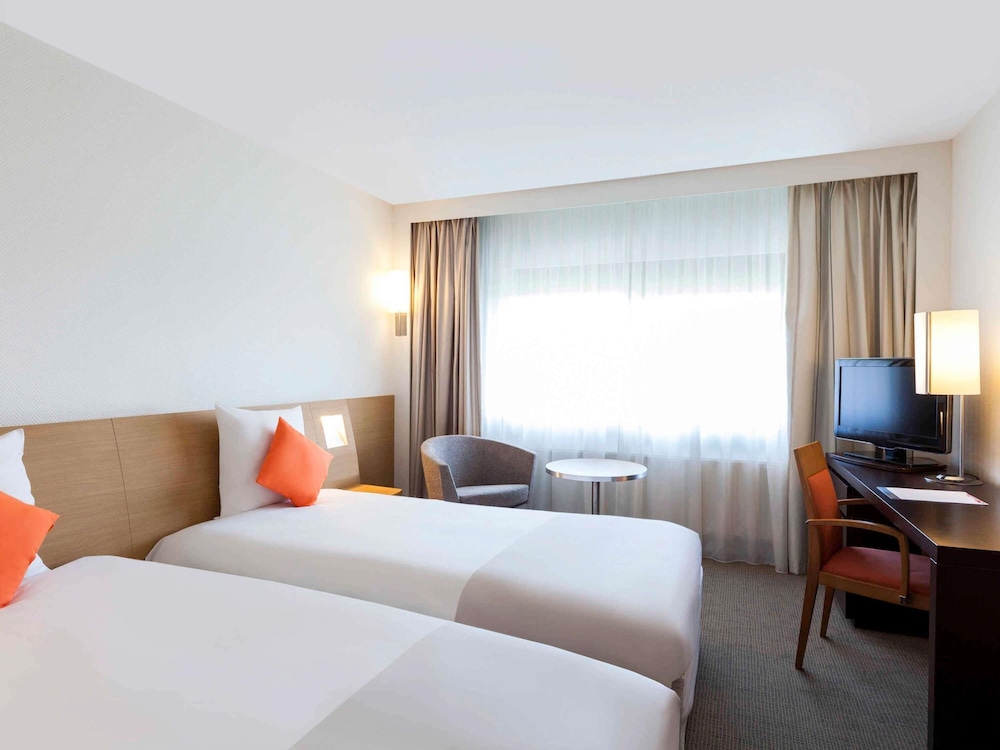 Habitación Clásica con camas individuales del hotel Novotel Paris Pont De Sevres. Foto 4