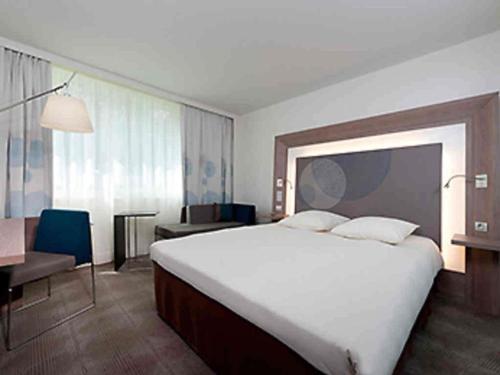 Habitación Familiar Superior con 1 cama doble y 1 sofá - cama individual del hotel Novotel Paris Pont De Sevres