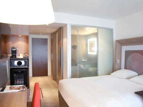 Habitación Familiar Superior con 1 cama doble y 1 sofá - cama individual del hotel Novotel Paris Pont De Sevres. Foto 2