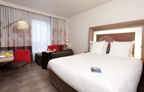 Habitación Familiar Superior con 1 cama doble y 1 sofá - cama individual del hotel Novotel Paris Pont De Sevres. Foto 4