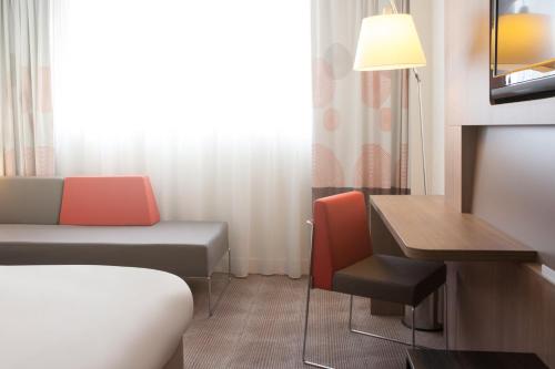 Habitación Familiar Superior con 1 cama doble y 1 sofá - cama individual del hotel Novotel Paris Pont De Sevres. Foto 5