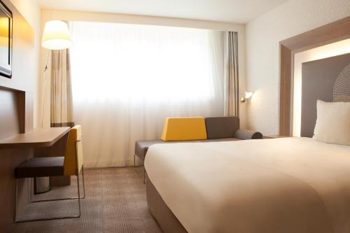 Habitación Familiar Superior con 1 cama doble y 1 sofá - cama individual del hotel Novotel Paris Pont De Sevres. Foto 6