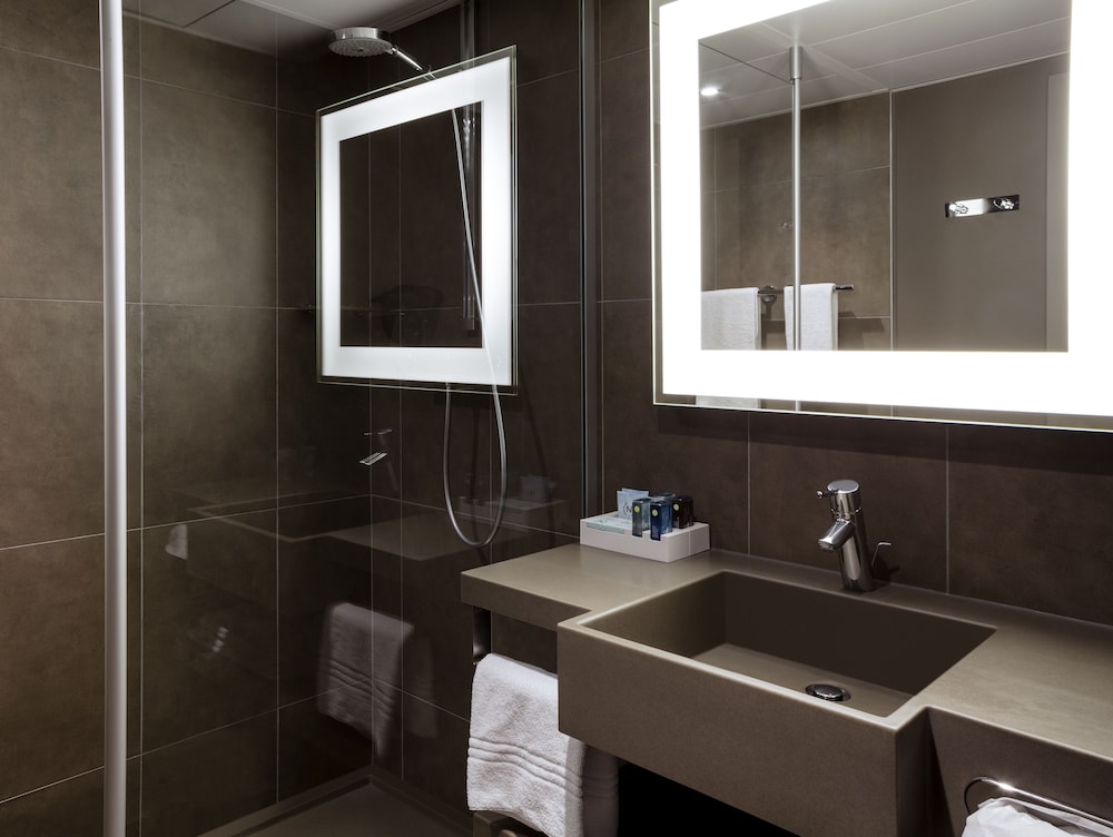 Habitación familiar ejecutiva con cama doble y sofá - cama doble del hotel Novotel Paris Pont De Sevres. Foto 8