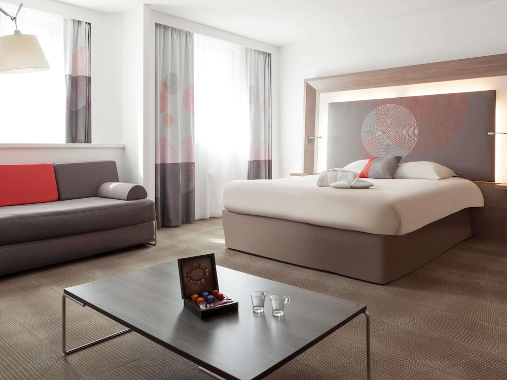 Suite con 1 cama doble y 1 sofá - cama individual del hotel Novotel Paris Pont De Sevres