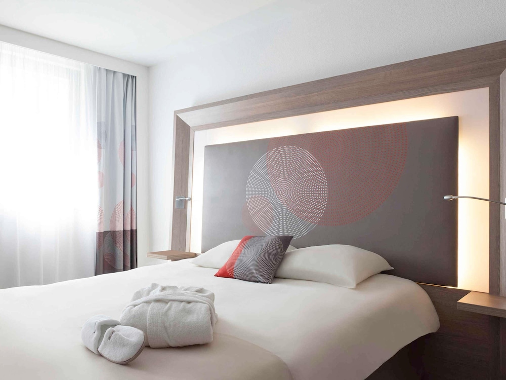 Suite con 1 cama doble y 1 sofá - cama individual del hotel Novotel Paris Pont De Sevres. Foto 4
