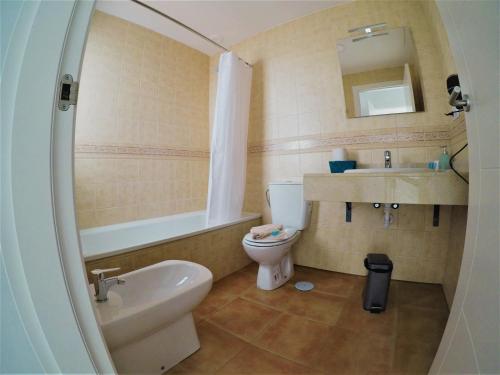 Twin Room with Shared Bathroom del hotel Surf Riders Fuerteventura - Adults Only. Foto 3