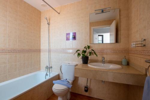 Twin Room with Private Bathroom del hotel Surf Riders Fuerteventura - Adults Only. Foto 4