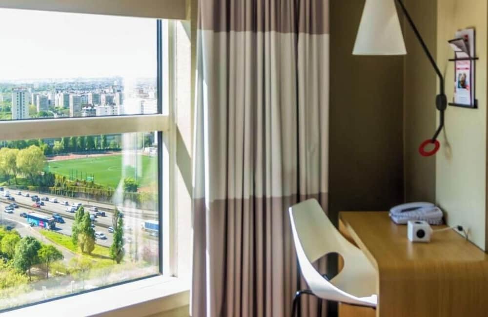 Habitación estándar con 1 cama de matrimonio (vista a la ciudad) del hotel Ibis Paris Porte de Montreuil. Foto 2