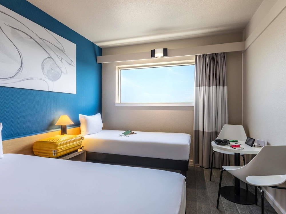 Habitación estándar con 1 cama doble y 1 cama individual del hotel Ibis Paris Porte de Montreuil. Foto 4