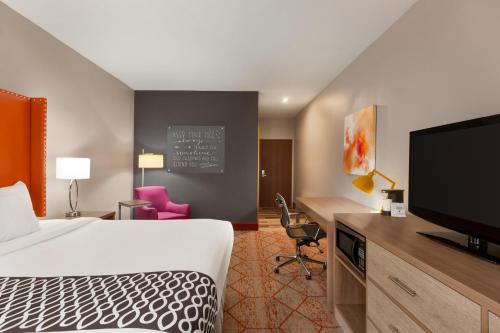 Habitación adaptada para personas de movilidad reducida - No fumadores - Cama extragrande del hotel La Quinta Inn & Suites by Wyndham Lackawanna. Foto 2