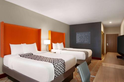 Habitación con 2 camas grandes del hotel La Quinta Inn & Suites by Wyndham Lackawanna. Foto 1