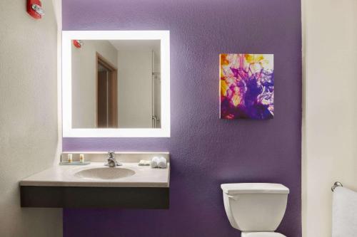 Habitación con cama extragrande - Adaptada para personas de movilidad reducida del hotel La Quinta Inn & Suites by Wyndham Lackawanna. Foto 2