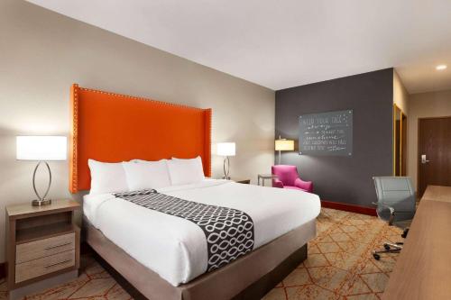 Habitación con cama extragrande. del hotel La Quinta Inn & Suites by Wyndham Lackawanna