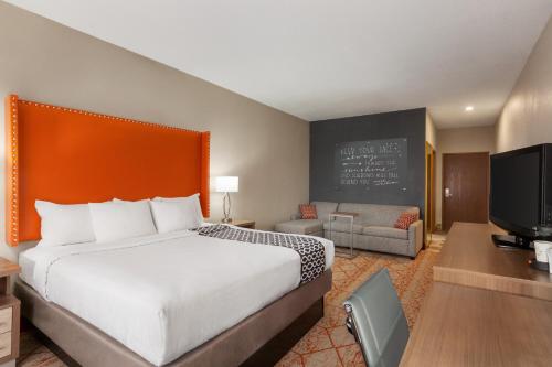 Habitación Executive con sofá cama - 1 cama extragrande del hotel La Quinta Inn & Suites by Wyndham Lackawanna. Foto 1