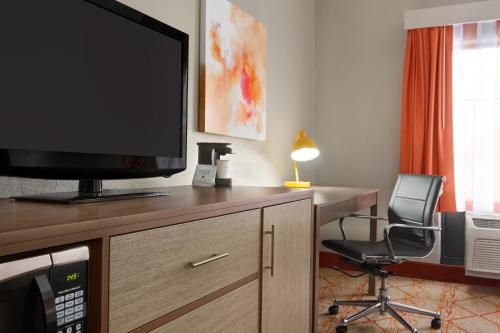 Habitación Executive con sofá cama - 1 cama extragrande del hotel La Quinta Inn & Suites by Wyndham Lackawanna. Foto 3