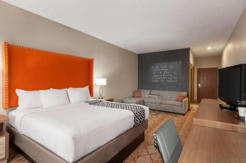 Habitación Executive con sofá cama - 1 cama extragrande del hotel La Quinta Inn & Suites by Wyndham Lackawanna. Foto 4