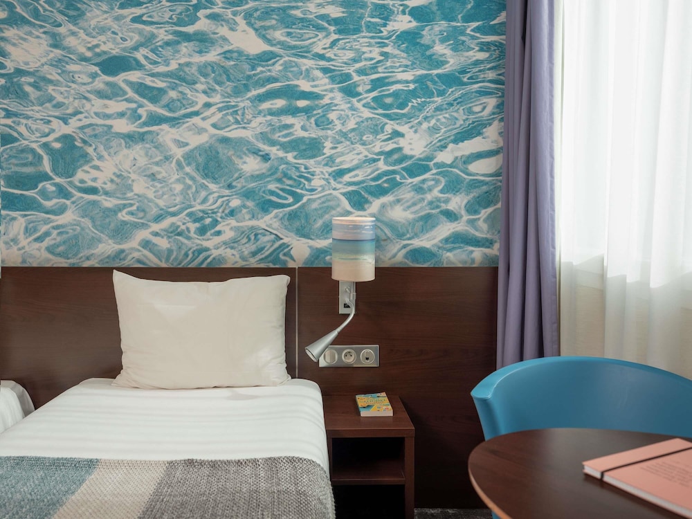 Habitación estándar con dos camas individuales del hotel Ibis Styles Paris Val De Fontenay. Foto 3