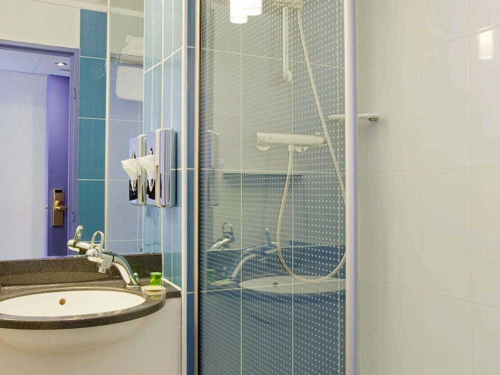 Habitación estándar con dos camas individuales del hotel Ibis Styles Paris Val De Fontenay. Foto 5