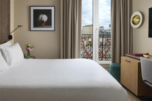 Habitación Estándar con balcón del hotel NH Paris Opéra Faubourg. Foto 1