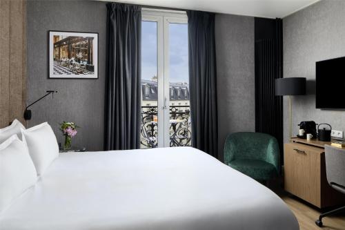 Habitación Superior con balcón del hotel NH Paris Opéra Faubourg. Foto 1