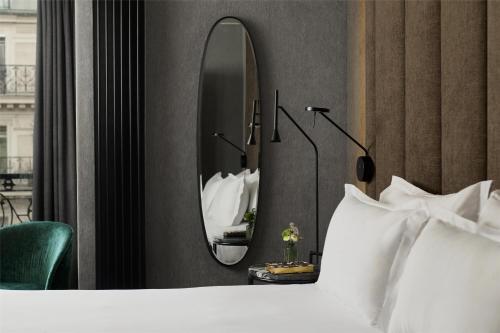 Habitación Superior con balcón del hotel NH Paris Opéra Faubourg. Foto 2