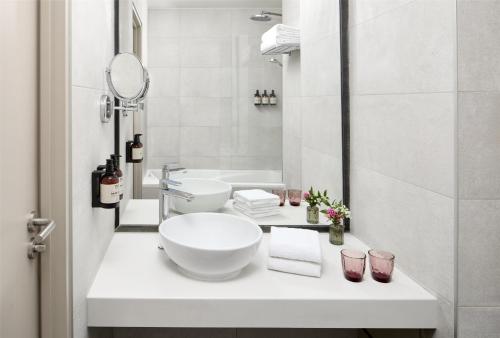Habitación Superior con balcón del hotel NH Paris Opéra Faubourg. Foto 4
