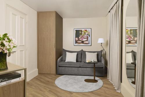 Suite con cama supletoria del hotel NH Paris Opéra Faubourg. Foto 1