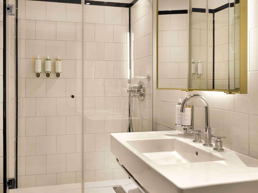 Habitación Deluxe, 1 cama doble o 2 individuales del hotel L'echiquier Opéra Paris Mgallery Collection. Foto 3