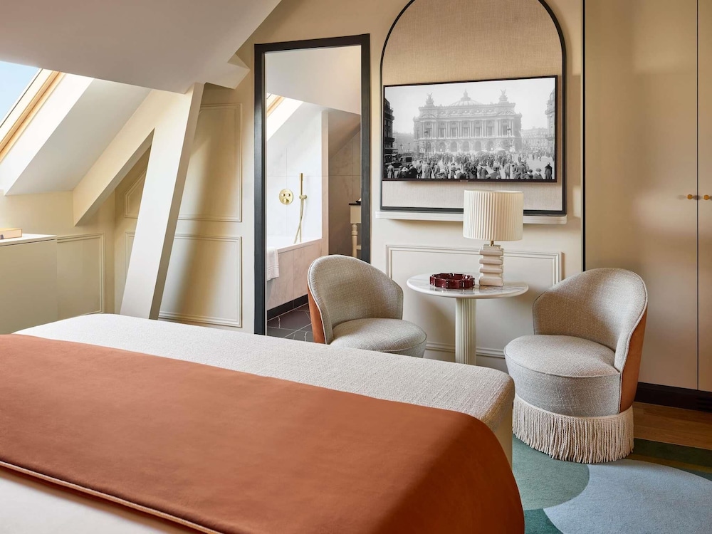 Habitación Deluxe, 1 cama de matrimonio grande, vistas a la ciudad del hotel L'echiquier Opéra Paris Mgallery Collection. Foto 1
