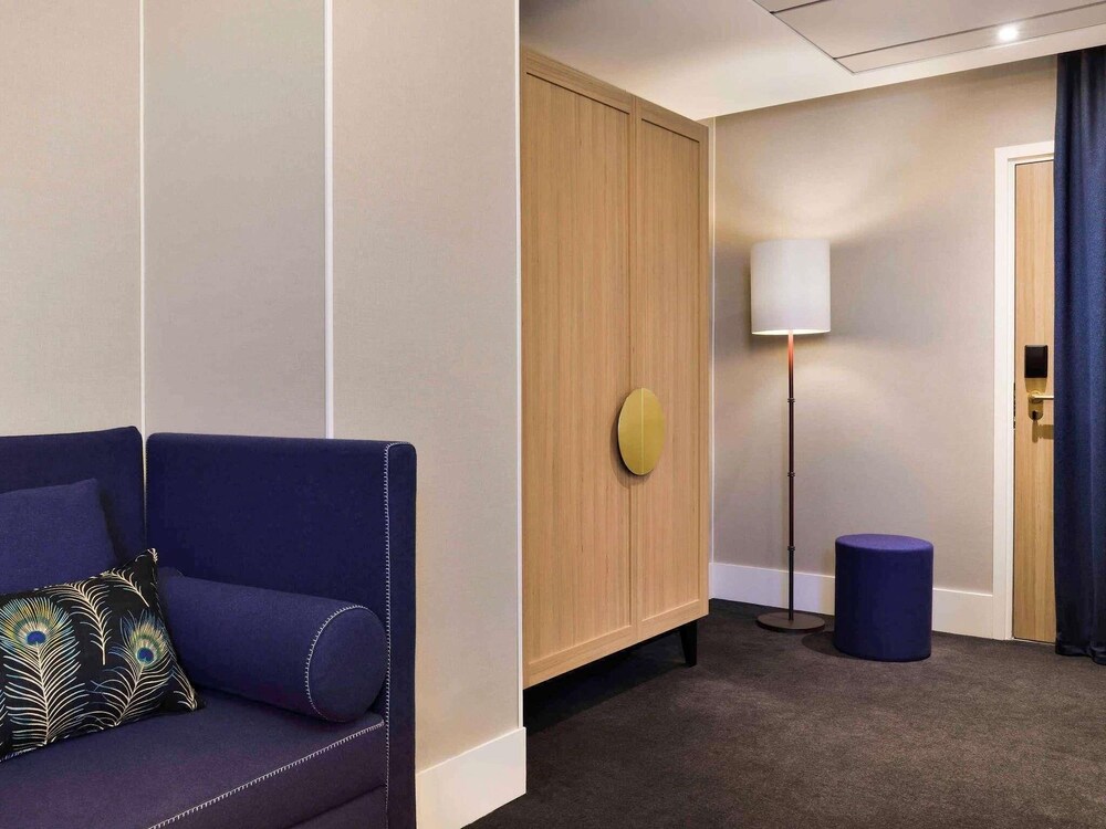 Suite junior, varias camas (Lounge) del hotel L'echiquier Opéra Paris Mgallery Collection. Foto 8