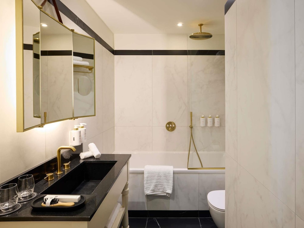 Suite Deluxe, 1 cama de matrimonio grande, 2 baños del hotel L'echiquier Opéra Paris Mgallery Collection. Foto 6
