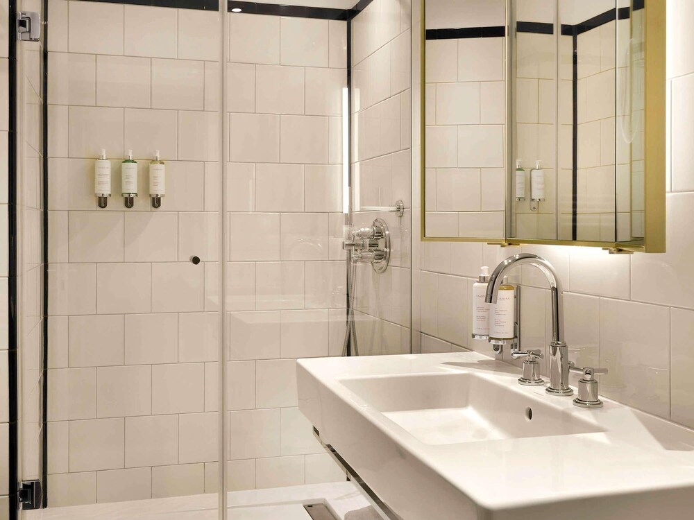 Habitación superior, 1 cama de matrimonio del hotel L'echiquier Opéra Paris Mgallery Collection. Foto 3