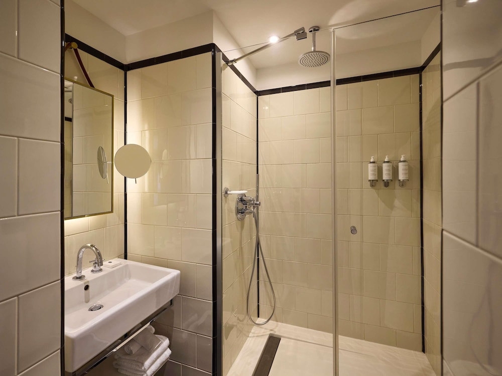 Habitación Deluxe, 1 cama doble o 2 individuales del hotel L'echiquier Opéra Paris Mgallery Collection. Foto 4