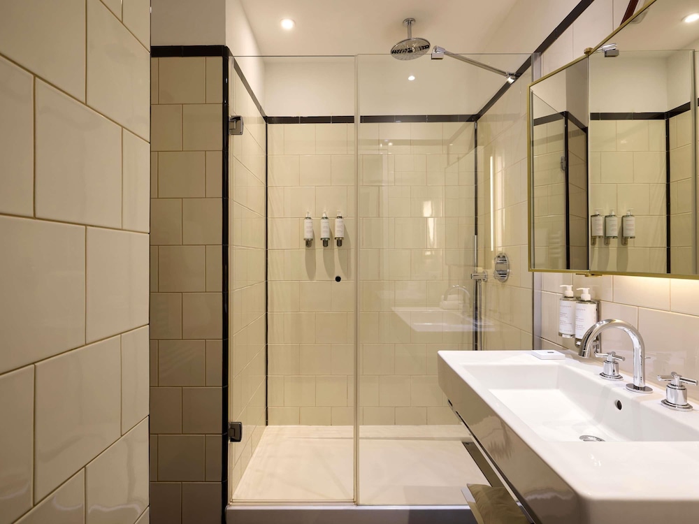 Habitación Deluxe, 1 cama doble o 2 individuales del hotel L'echiquier Opéra Paris Mgallery Collection. Foto 8