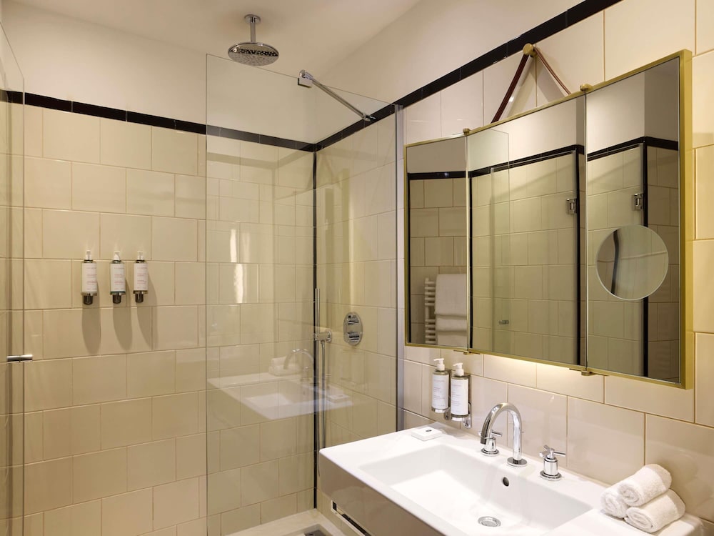 Habitación Deluxe, 1 cama doble o 2 individuales del hotel L'echiquier Opéra Paris Mgallery Collection. Foto 9