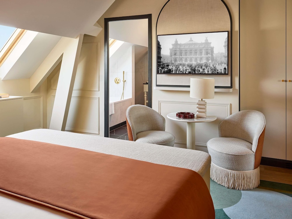 Habitación Deluxe, 1 cama de matrimonio grande, vistas a la ciudad del hotel L'echiquier Opéra Paris Mgallery Collection. Foto 3