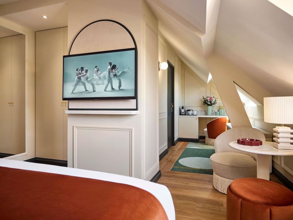 Habitación Deluxe, 1 cama de matrimonio grande, vistas a la ciudad del hotel L'echiquier Opéra Paris Mgallery Collection. Foto 4