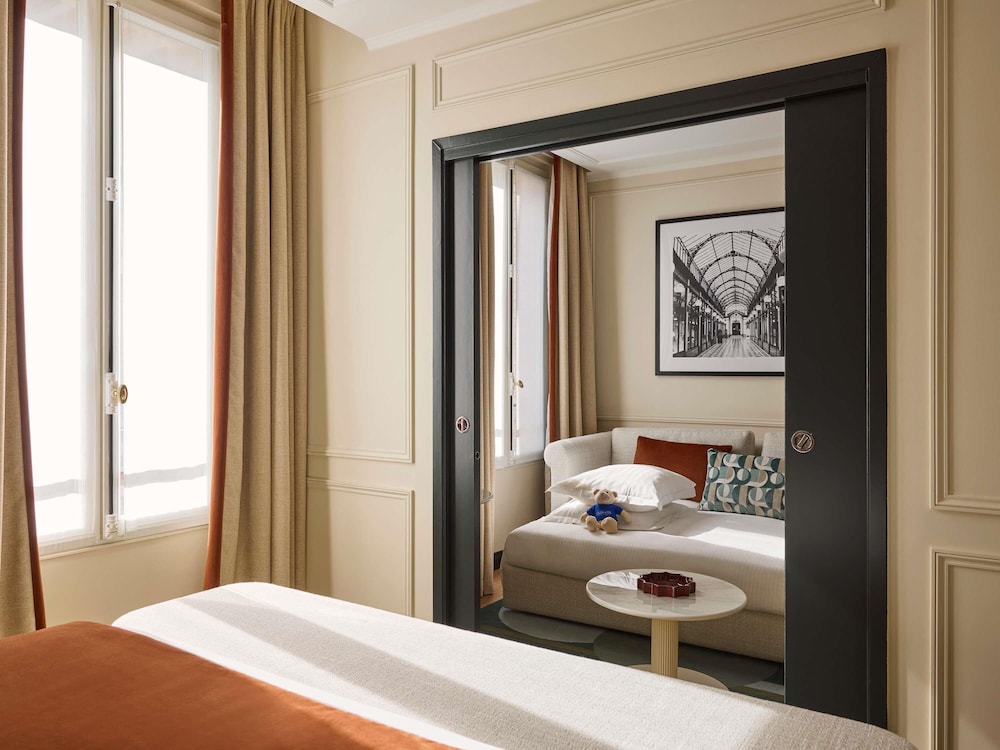 Habitación Deluxe, 1 cama de matrimonio grande, vistas a la ciudad del hotel L'echiquier Opéra Paris Mgallery Collection. Foto 11