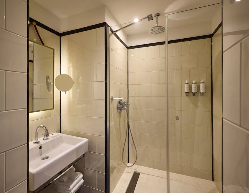Habitación Deluxe, 1 cama doble o 2 individuales del hotel L'echiquier Opéra Paris Mgallery Collection. Foto 8