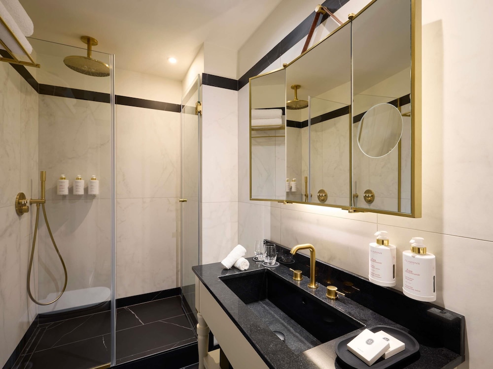 Suite Deluxe, 1 cama de matrimonio grande, 2 baños del hotel L'echiquier Opéra Paris Mgallery Collection. Foto 9
