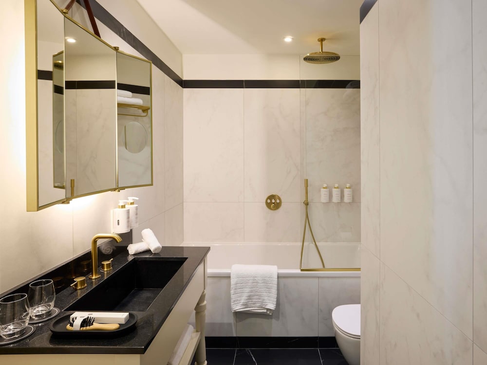 Suite Deluxe, 1 cama de matrimonio grande, 2 baños del hotel L'echiquier Opéra Paris Mgallery Collection. Foto 10