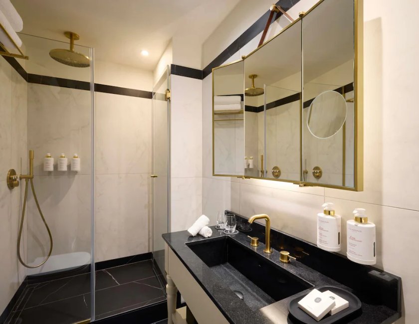 Suite Deluxe, 1 cama de matrimonio grande, 2 baños del hotel L'echiquier Opéra Paris Mgallery Collection. Foto 5