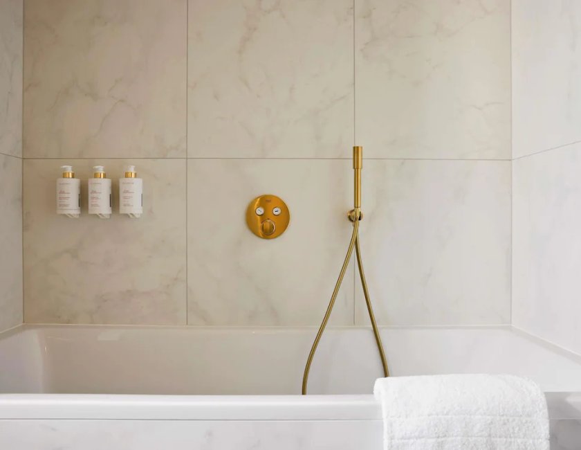 Suite Deluxe, 1 cama de matrimonio grande, 2 baños del hotel L'echiquier Opéra Paris Mgallery Collection. Foto 9