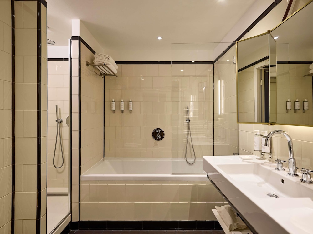 Suite junior, varias camas (Lounge) del hotel L'echiquier Opéra Paris Mgallery Collection. Foto 5